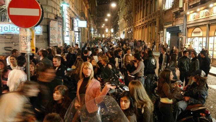 Movida, 49 residenti di Chiaia portano il Comune in tribunale: mappa con 76 locali in 100 metri
