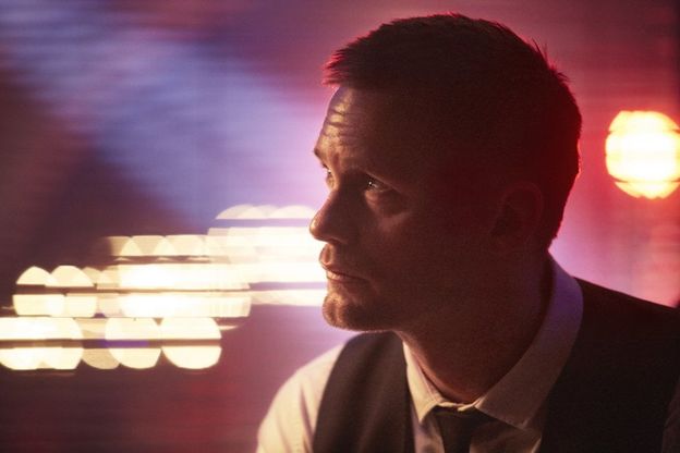 'Mute', Alexander Skarsgård barman muto nella Berlino 2052