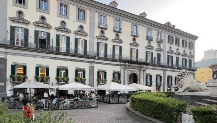 “La Caffettiera”, cambia proprietà lo storico bar di Napoli: dai Campajola al patron di “Coco Loco”