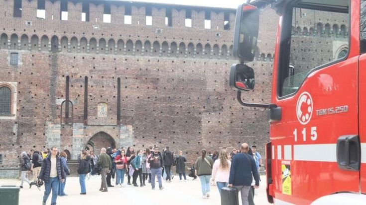 Al Castello scoppia un incendio e le sale chiuse fanno saltare la mattinata di visite
