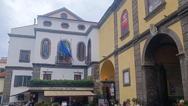 Arresto sindaco Sorrento, quella stanza riservata in Comune per farsi leggere le carte dal sensitivo