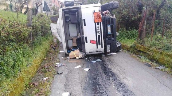Cisterna con 3mila litri di gas si ribalta in paese, paura a Celle di Bulgheria
