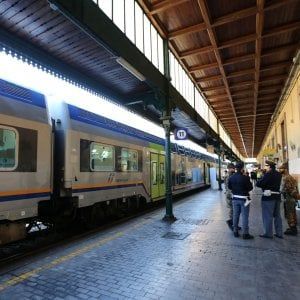 Attraversa binari della stazione Genova-Principe con mannaia nello zaino: denunciato  