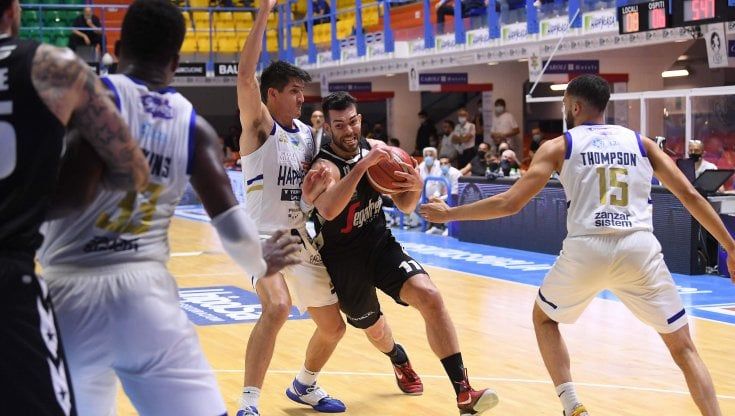 Basket, playoff: la Virtus Bologna passa ancora a Brindisi e vede la finale