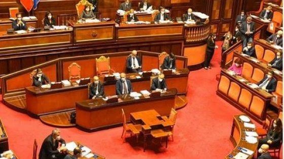 Decreto Cura Italia, il Senato vota la fiducia con 142 sì. Scontro con le opposizioni e giallo sulla bollinatura del testo