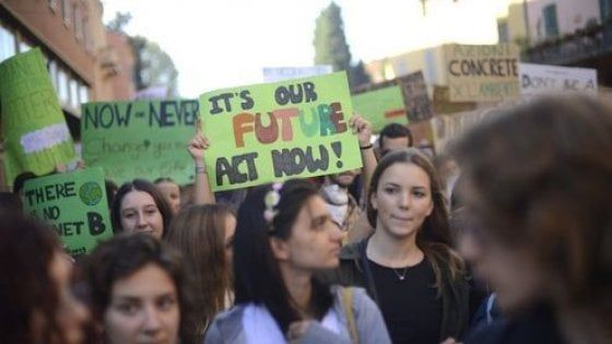 Bologna, è sciopero per il clima. Nel web  