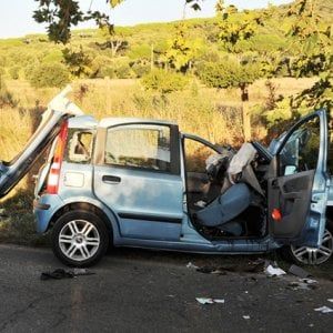 Auto contro albero, morti tre giovani nel veronese  