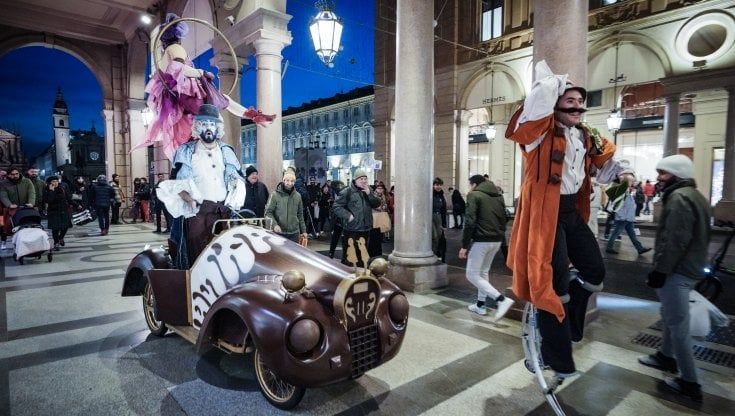 Natale, assalto ai negozi: il dono anticrisi è la pentola a pressione
