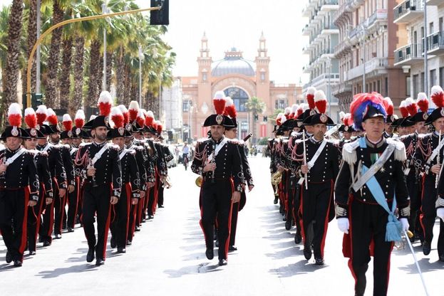 Bari, il grande caldo non ferma l'orchestra dei carabinieri: il concerto per i 205 anni dell'Arma