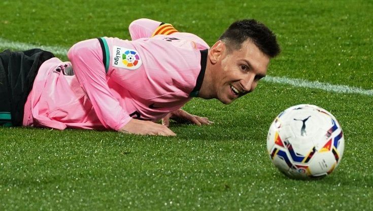 Messi supera Pelè e vola in Argentina: il suo futuro al Barça è un rebus