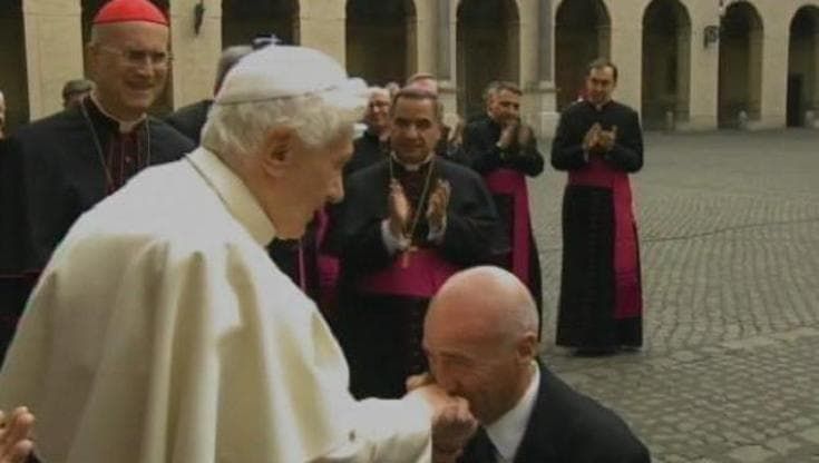 Benedetto XVI lascia il Vaticano: l'autista si commuove