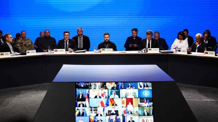 La Ue a Kiev sotto le bombe nel giorno dell’indipendenza: “Soldi e missili contro Putin”