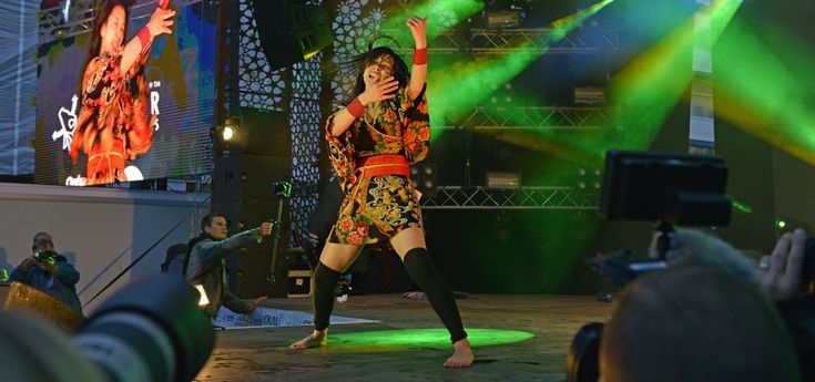 Air guitar, vince una giapponese: la chitarra &egrave; finta, ma lo show &egrave; un'iradiddio