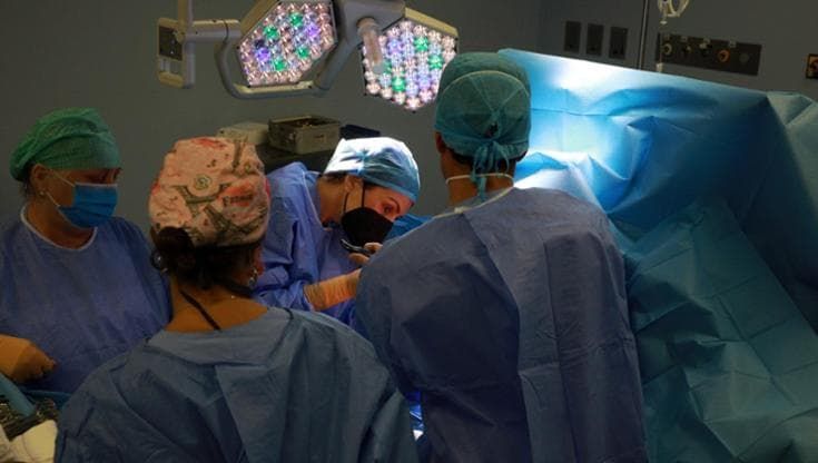 Si fa asportare seni e ovaie per prevenire il tumore: “Rischiavo troppo coi miei geni”