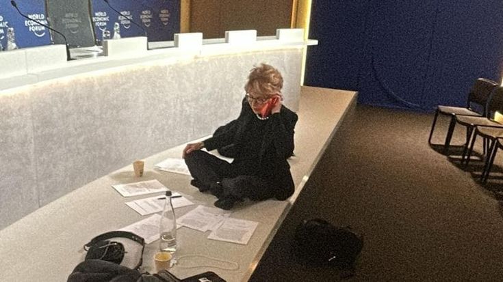 Incendio a Davos, Lilli Gruber evacuata dallo studio durante il collegamento con Otto e mezzo
