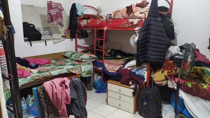 Ventuno persone in 70 mq, scoperto il dormitorio degli orrori per stranieri: due 80enni italiani sotto indagine