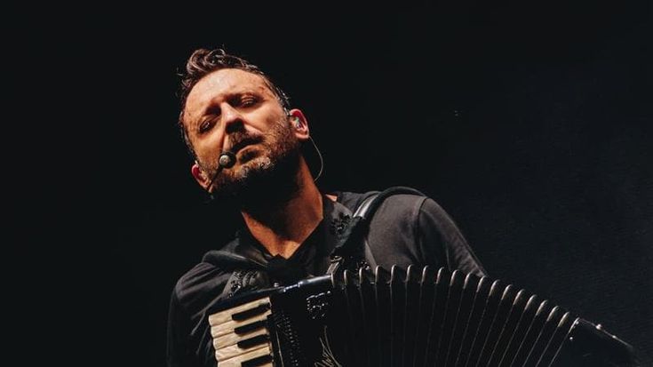Cosa fare a Milano oggi 20 novembre: Cremonini parla di musica al Piccolo, Vettriano alla Permanente