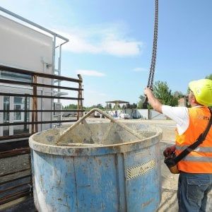 Idraulici, imbianchini, installatori di zanzariere: ecco i professionisti che lavorano di più d'estate