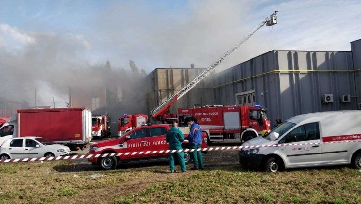 Modena, violento incendio: scuola evacuata