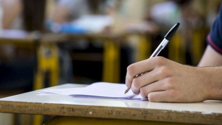 “Ha copiato, voto 1”. La prof pubblica il tema sui social e finisce sotto accusa