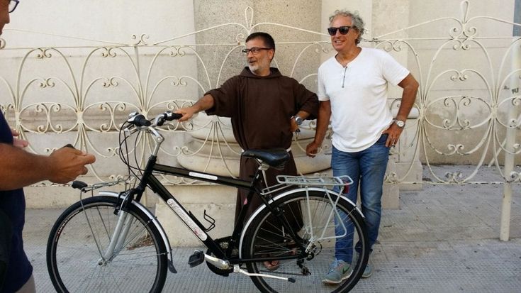 Barletta, gara di solidarietà per la bici rubata al parroco