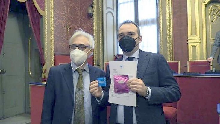 Torino, condom "speciali" in regalo a sindaco e assessori per San Valentino 