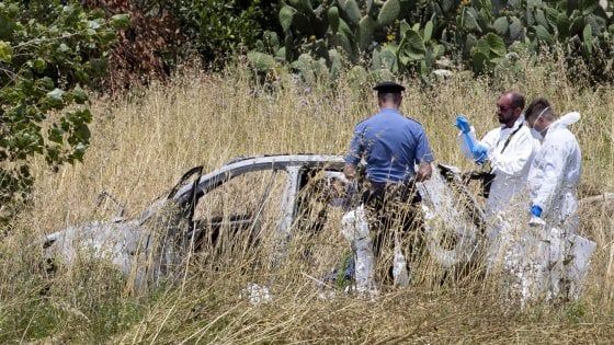 Coppia carbonizzata in auto a Torvaianica, compagno della vittima: "Ieri ho incontrato tre persone"