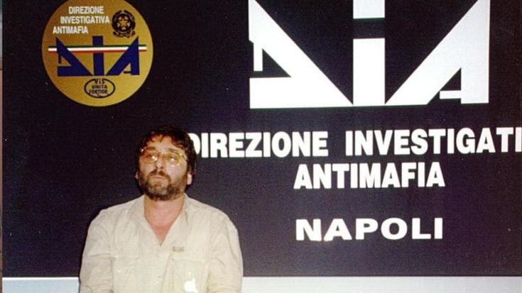 I segreti della cattura di “Sandokan” Schiavone: “Arrivammo a lui seguendo sua moglie. Si arrese ma aveva 2 kalashnikov pronti a far fuoco...”