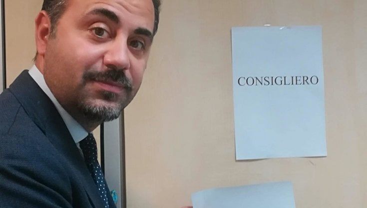 Napoli, consigliere di Fratelli d'Italia ironizza sull'Olocausto: "Col Pd Schindler’s List in tv”. La comunità ebraica: "Agghiacciante" e Fdi lo sospende
