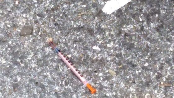Bari, siringa abbandonata nei giardinetti a Madonnella: "Lasciata in mezzo ai bambini che giocano"