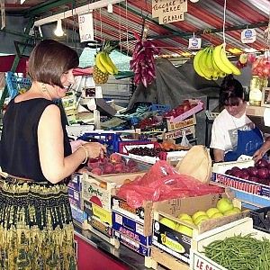 Mercati aperti al pomeriggio<br />la pulizia passa agli ambulanti
