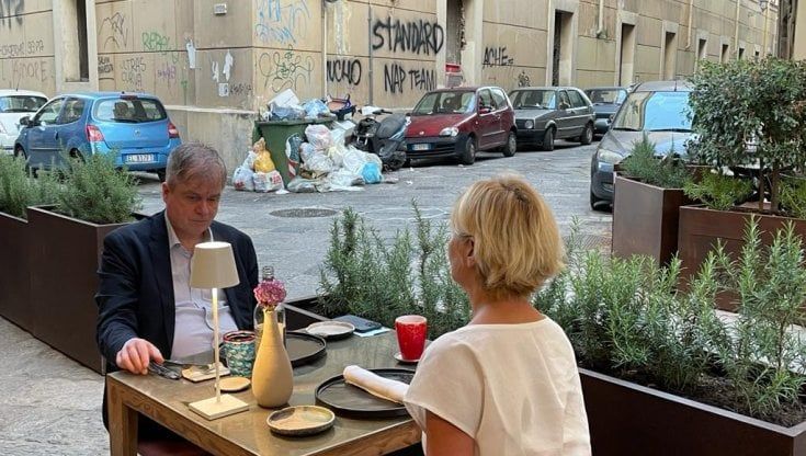 Palermo, il tour con vista sui rifiuti imbarazza le guide: “I turisti inorridiscono” 