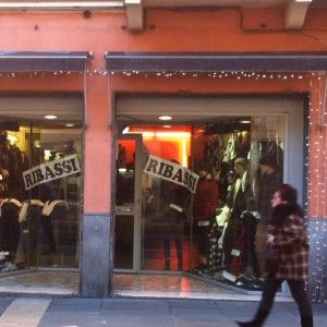 Saldi, inizio positivo. "Comprate nei negozi locali"