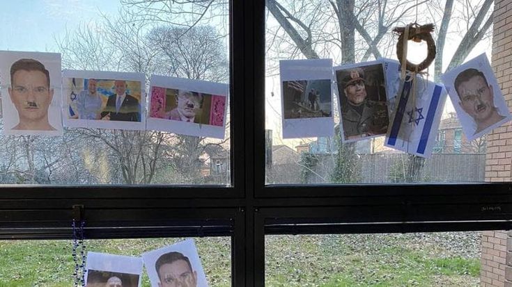 Immagini di Hitler, Mussolini, Trump e Netanyahu fuori dal liceo Copernico: condanna degli studenti