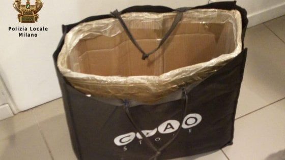 Milano, ruba capi di abbigliamento con una borsa schermata per eludere l'antitaccheggio: arrestato 27enne