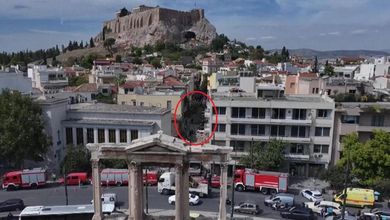 Atene, crolla edificio ai piedi dell'Acropoli: le immagini registrate con un drone