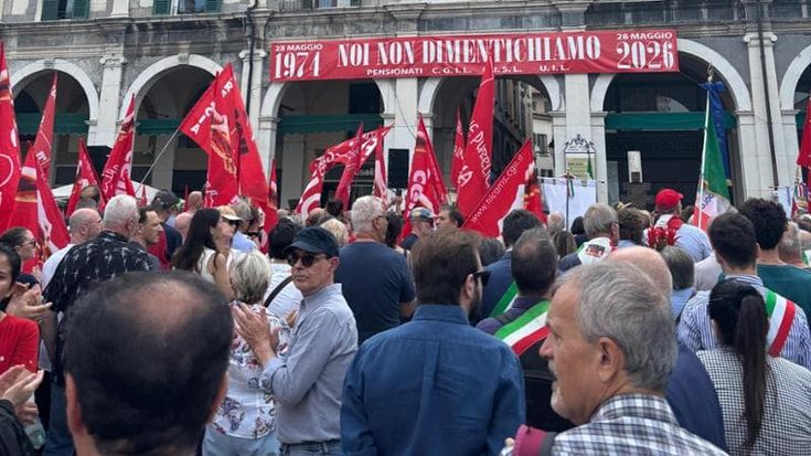 Piazza della Loggia, a Brescia la cerimonia per i 52 anni dalla strage: “La memoria va alimentata”
