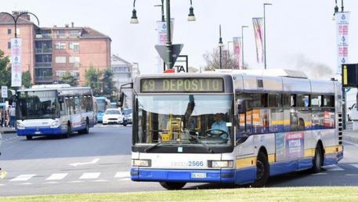 Bonus trasporti pubblici,  60 euro per chi non supera i 35 mila euro di reddito: come funzionerà la misura