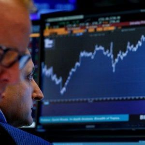 Borse in lieve rialzo, recupero della sterlina