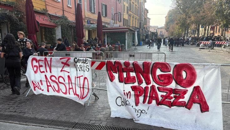 Gli studenti bloccano tre scuole e occupano piazza Aldrovandi per una mattina: "Vogliamo tutto"