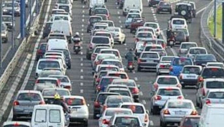 Tamponamento in tangenziale, camion perde il carico: auto in coda da ore, traffico in miglioramento