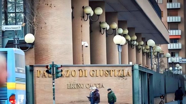 La badante, la cartomante, il notaio e i 300mila euro: così due anziani sono stati raggirati
