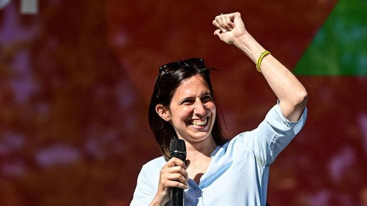 Pd, Schlein a Milano con 5mila persone in piazza: “Da quando è al governo Meloni cancella la libertà delle persone. Non serve una premier se non si batte per i diritti delle donne”