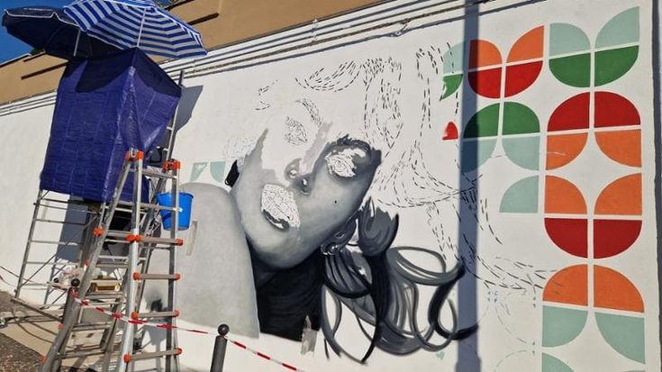 Ecco il murale dedicato a Sophia Loren davanti alla sua casa d'infanzia a Pozzuoli