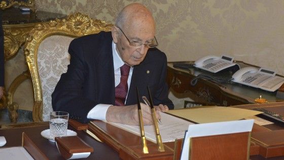 L&rsquo;ultima firma di Napolitano: &ldquo;Devo farla proprio bene.  Adesso ringrazio tutti, &egrave; l&rsquo;ora di tornare a casa&rdquo;