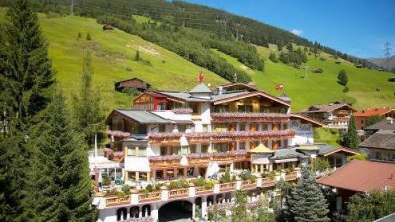 Austria, proprietario hotel denuncia turista per le sue recensioni online: "Il ritratto del nonno nazi all'ingresso"