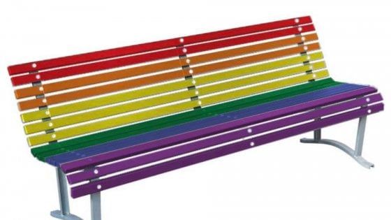 Contro l'omofobia, panchine arcobaleno nei quartieri di Milano