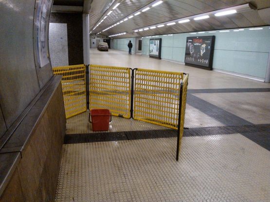 Fuori c'&egrave; il sole <br />ma piove nella metro