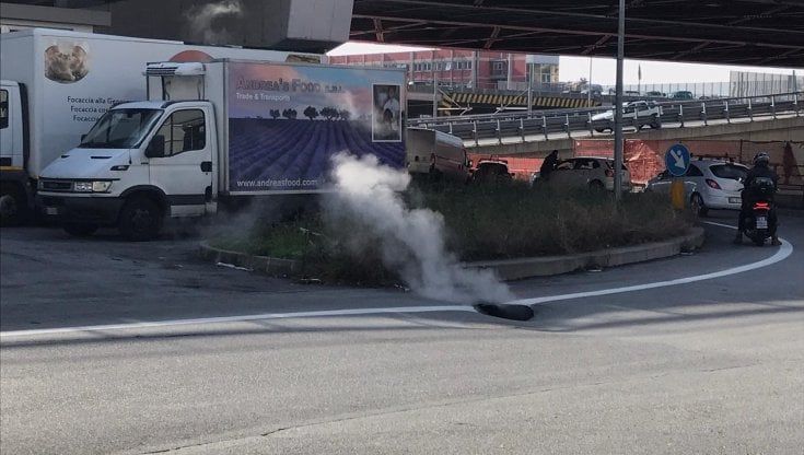 Un buco nell'asfalto alla rotonda della Fiumara