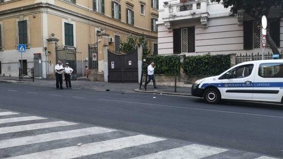 Roma, uomo investito da un taxi in via Nizza: è grave